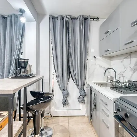 Quiet Lower-Level City Studio Thessaloniki By Μρs * Selanik