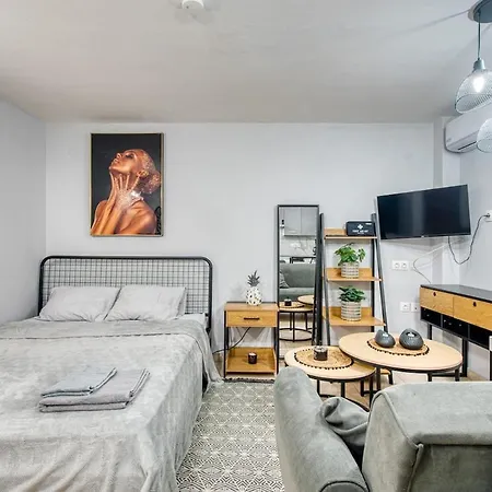 Quiet Lower-Level City Studio Thessaloniki By Μρs