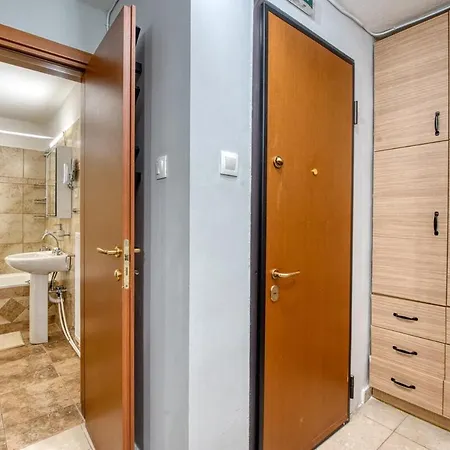 Quiet Lower-Level City Studio Thessaloniki By Μρs Daire