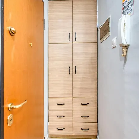 Quiet Lower-Level City Studio Thessaloniki By Μρs *