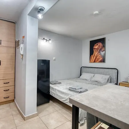 Quiet Lower-Level City Studio Thessaloniki By Μρs Daire Selanik