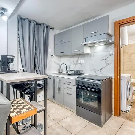 Quiet Lower-Level City Studio Thessaloniki By Μρs Daire