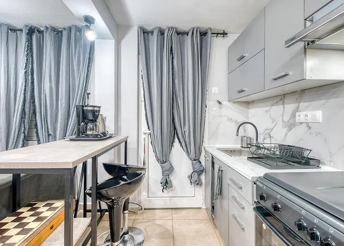 Quiet Lower-Level City Studio Thessaloniki By Μρs * Selanik