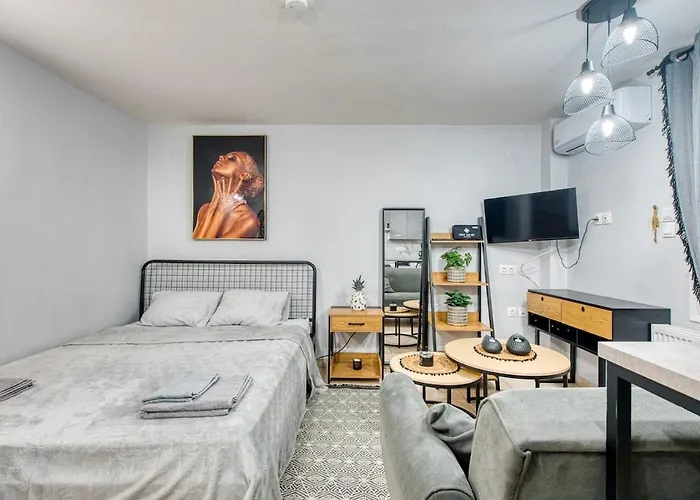 Quiet Lower-Level City Studio Thessaloniki By Μρs