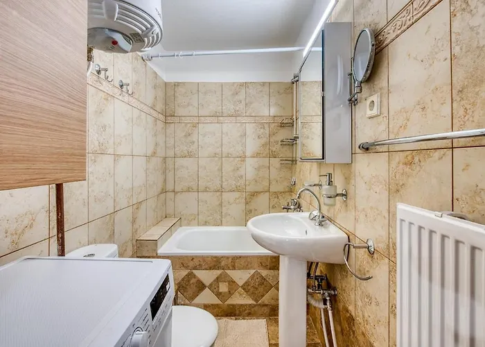 Quiet Lower-Level City Studio Thessaloniki By Μρs Daire Selanik