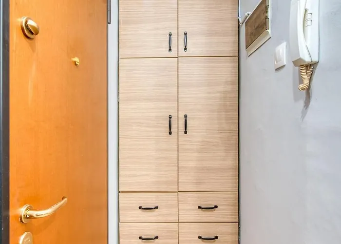 Quiet Lower-Level City Studio Thessaloniki By Μρs *