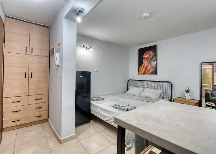Quiet Lower-Level City Studio Thessaloniki By Μρs Daire Selanik